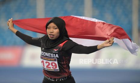 Pelari putri Indonesia Karisma Evi Tiarani melakukan selebrasi ketika berhasil menjuarai final lari 400 meter T44 ASEAN Para Games 2023 di Morodok Techo National Stadium, Phnom Penh, Kamboja, Senin (5/6/2023). Karisma Evi Tiarani berhasil meraih medali emas dengan catatan waktu 1 menit 11,22 detik.  