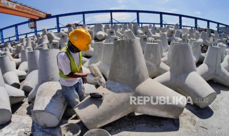 Pekerja PT Waskita Beton Precast Tbk (WSBP) menghaluskan tetrapod yang telah selesai dicetak di WSBP Plant Karawang, Karawang, Rabu (17/6).  Direktur Utama PT Waskita Beton Precast (WSBP) FX Poerbayu Ratsunu menegaskan komitmen dan optimistis WSBP menyelesaikan seluruh kewajiban kepada para kreditur serta akan bersikap kooperatif dan terbuka kepada seluruh pemangku kepentingan selama proses PKPU berlangsung. 