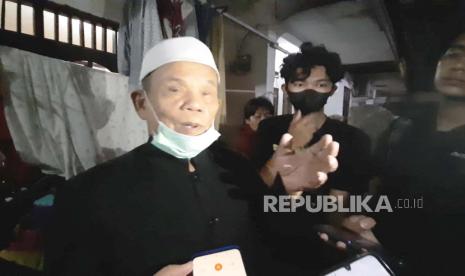 Ketua RT 04/03 Kelurahan Jagakarsa, Yakub saat diwawancara di tempat kejadian perkara (TKP) penemuan empat anak yang tewas karena diduga dikuci di dalam kamar oleh ayahnya sendiri di Jagakarsa, Jakarta Selatan, Rabu (6/12/2023). 