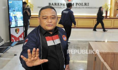 Ketua Badan Perlindungan Pekerja Migran Indonesia (BP2MI) Benny Ramdhani tiba untuk memenuhi panggilan di Bareskrim Polri, Jakarta, Senin (29/7/2024). Direktorat Tindak Pidana Umum (Dittipidum) Bareskrim Polri melakukan pemanggilan terhadap Ketua BP2MI Benny Ramdhani untuk dimintai keterangan sebagai saksi terkait soal ungkapan Benny yang menyebut sosok berinisial T sebagai pengendali praktik judi online di Indonesia dari Kamboja dan juga praktik penipuan daring (scamming online). Dalam hal ini Bareskrim Polri berupaya menyelidiki sosok T tersebut melalui keterangan Benny sebagai langkah memberantas praktik judi onlien.