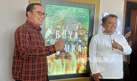 Wali Kota Sukabumi Achmad Fahmi dan Ketua PD Muhammadiyah Kota Sukabumi Ade Rahmatullah disela-sela nonton bersama Film Buya Hamka di Bioskop Moviplek Kota Sukabumi, Kamis (20/4/2023) siang.