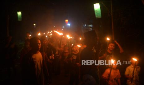 Anak-anak dari Masjid At Taufiq mengikuti pawai obor takbir keliling menyambut Hari Raya Idul Fitri 1444H di Margokaton, Sleman, Yogyakarta, Kamis (20/4/2023). 