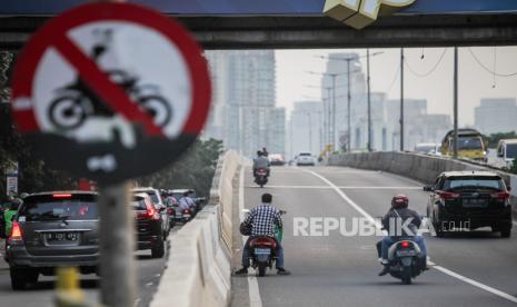 Sejumlah pengendara motor melintasi Jalan Layang Non Tol (JLNT) Casablanca di Jakarta, Selasa (7/5/2024). JLNT Casablanca kerap dilalui oleh pengendara motor meskipun sudah terdapat rambu larangan dan kerap terjadi kecelakaan. Setiap harinya ratusan pengendara motor melewati jalan tersebut untuk menghindari macet dan memperpendek jarak tempuh dari Casablanca menuju Tanah Abang meskipun dapat membahayakan keselamatan berkendara. 