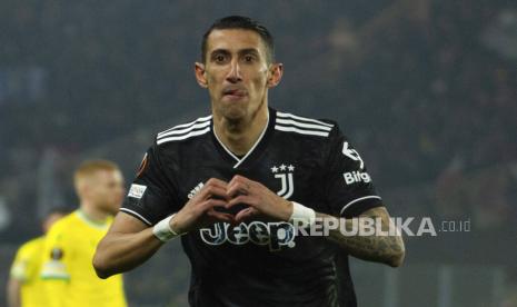 Pemain Juventus Angel Di Maria melakukan selebrasi setelah mencetak gol pembuka timnya pada pertandingan sepak bola leg kedua play-off Liga Europa antara Nantes dan Juventus FC di stadion La Beaujoire, Jumat (24/2/2023) dini hari WIB 