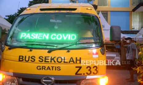 Pasien covid-19 menaiki bus khusus pasien untuk dibawa ke Rumah Sakit Darurat Covid-19 (RSDC) Wisma Atlet di Puskesmas Kecamatan Pasar Minggu, Jakarta, Selasa  (8/6). Berdasarkan data dari Satuan Tugas Penanganan Covid-19 Jumlah pasien di Indonesia pada Selasa 8 Juni 2021  mengalami kenaikan sebanyak 6.294 orang dengan jumlah total kasus positif covid-19 mencapai 1.869.325 orang.  Republika/Thoudy Badai