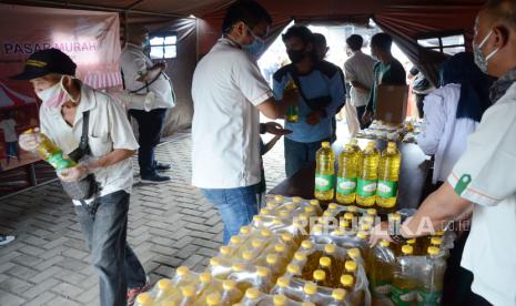 Warga mengantre saat operasi pasar murah minyak goreng yang digelar Dinas Perindustrian dan Perdagangan Jawa Barat di Pasar Sehat Cileunyi, Kabupaten Bandung, Jawa Barat, Senin (10/1/2022). 