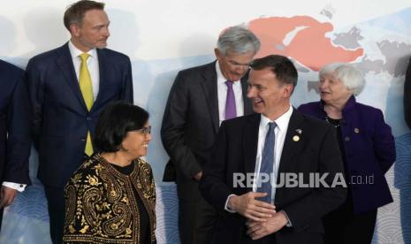  Menteri Keuangan Inggris Jeremy Hunt (kanan depan) berbicara dengan Menteri Keuangan Sri Mulyani Indrawati sebelum sesi foto bersama menteri keuangan Kelompok Tujuh (G7) dan gubernur bank sentral dengan mitra negara non-G7 yang diundang di Toki Messe di Niigata, Jepang, Jumat (12/5/2023).