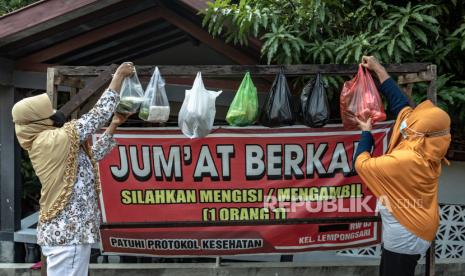 Warga menyiapkan plastik berisi paket sembako untuk dibagikan kepada warga yang terdampak pandemi COVID-19 di lingkungan RW 03, Kelurahan Lempongsari, Gajahmungkur, Semarang, Jawa Tengah, Jumat (2/7/2021). Kegiatan sosial gotong royong setiap hari Jumat dengan menyediakan paket bahan kebutuhan pokok gratis secara swadaya dari warga untuk warga selama pandemi COVID-19 itu untuk meringankan beban warga yang terdampak  pandemi COVID-19 secara ekonomi, serta bagi warga yang tengah menjalani isolasi mandiri. 