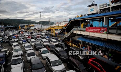 Kendaraan mengantre menunggu proses bongkar muat kapal sebelum memasuki Kapal Adinda Wisnu Karsa tujuan Merak-Bakauheni di Pelabuhan Merak, Banten, Jumat (29/4/2022). Dalam rangka mengantisipasi adanya penumpukan kendaraan penumpang pada puncak arus mudik di Pelabuhan Merak, PT ASDP Indonesia Ferry menambah jumlah unit kapal dari 29  menjadi 40 unit kapal berukuran 100.000 GRT serta memaksimalkan waktu percepatan bongkar muat kapal. 