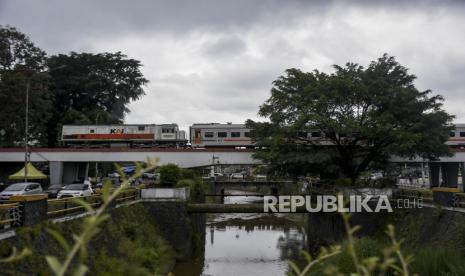 Kereta rel diesel (KRD) Lokal Bandung Raya melintas di kawasan Jalan Perintis Kemerdekaan, Sumur Bandung, Kota Bandung, Provinsi Jawa Barat, Rabu (22/2/2023). Pemerintah Kota Bandung melalui Dinas Perhubungan Kota Bandung berencana akan mengonversi kereta api rel diesel rute Padalarang-Bandung-Cicalengka menjadi kereta rel listrik (KRL) yang dimulai pada 2024. Konversi KRD menjadi KRL tersebut bertujuan untuk menjadi feeder Kereta Cepat Jakarta Bandung (KCJB) serta salah satu upaya menekan kemacetan di Kota Bandung.