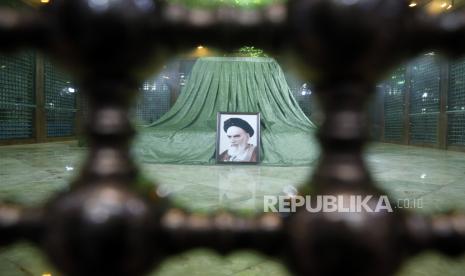 Foto mendiang pendiri Republik Islam Iran, Ayatollah Ruhollah Khomeini, tergeletak di dalam makamnya pada peringatan 42 tahun kembalinya Khomeini dari pengasingan dari Paris, di mausoleumnya di Teheran selatan, Iran, Ahad (31/1/2021). Iran akan merayakan ulang tahun revolusi ke-42 pada 10 Februari 2021.