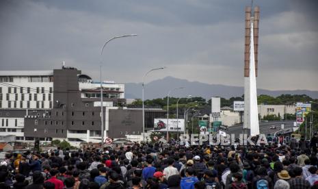 Sejumlah aktivis dan mahasiswa dari berbagai universitas memblokade jalan saat berunjuk rasa di Flyover Pasupati, Kota Bandung, Selasa (6/10). Dalam unjuk rasa tersebut mereka menolak Omnibus Law dan pengesahan UU Cipta Kerja.