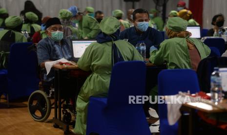 Petugas kesehatan melakukan screening kesehatan kepada peserta vaksin di Balai Besar Pelatihan Kesehatan Jakarta Kampus Hang Jebat, Jakarta, Jumat (26/3). Presiden Joko Widodo menekankan bahwa vaksinasi Covid-19 tetap ditargetkan selesai akhir tahun ini. Menurutnya, hal tersebut dapat tercapai jika tingkat vaksinasi tetap berjalan seperti saat ini. Selain itu Jokowi mengatakan, pelaksanaan vaksinasi sejauh ini telah berjalan lancar dengan tata kelola dan manajemen pelaksanaan yang dinilainya sudah berjalan baik. Prayogi/Republika.