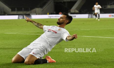  Suso dari Sevilla merayakan gol penyama kedudukan selama pertandingan semifinal Liga Eropa UEFA antara Sevilla FC dan Manchester United di Cologne, Jerman, 16 Agustus 2020. 