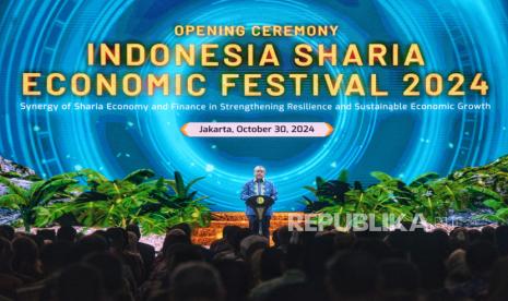 Gubernur Bank Indonesia Perry Warjiyo memberikan sambutan dalam acara pembukaan Indonesia Sharia Economic Festival (ISEF) 2024 di Jakarta Convention Center, Rabu (30/10/2024).