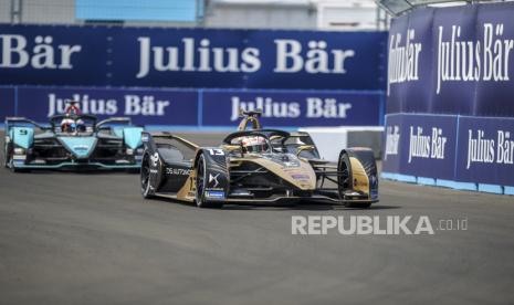 Pembalap tim DS Automobiles Formula E Team Techeetah Antonio Felix Da Costa (kanan) saat sesi kualifikasi Jakarta E-Prix 2022  di Sirkuit Jakarta International E-Prix Circuit (JIEC), Ancol, Jakarta Utara, DKI Jakarta, Sabtu (4/6/2022).