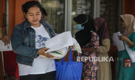 Warga membawa beras yang dibagikan saat penyaluran Bansos CBP di Kantor Kelurahan Mulyaharja, Kota Bogor, Jawa Barat, Senin (4/3/2024). Pemerintah terus mengupayakan membantu masyarakat mendapatkan barang kebutuhan pokok terutama beras yang mengalami kenaikan harga melalui program Bulog Siaga dan penyaluran Bantuan Sosial Cadangan Beras Pemerintah (Bansos CBP) untuk memenuhi kebutuhan pangan rumah tangga masyarakat. Bulog Siaga menyediakan kebutuhan pokok berupa beras SPHP dua ton, beras premium 500 kilogram, gula pasir 100 kilogram, minyak goreng 120 liter dan tepung beras 24 kilogram yang dijual untuk masyarakat dengan harga yang lebih murah di pasaran. Sedangkan, Bansos CBP berupa beras yang dibagikan secara gratis diperuntukan bagi masyarakat di 12 RW Kelurahan Mulyaharja yang membutuhkan.