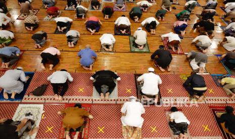 Umat ??Muslim Indonesia shalat selama sholat Tarawih pertama pada malam Ramadhan di sebuah masjid di Depok, Indonesia, 12 April 2021.