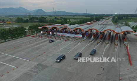 Sejumlah kendaraan keluar di Gerbang Tol (GT) Palimanan, Cirebon, Jawa Barat, Selasa (26/4/2022). Transaksi pembayaran di Gerbang Tol Palimanan ditiadakan selama arus mudik Lebaran 2022. Peniadaan transaksi ini bertujuan untuk mencegah terjadinya penumpukan kendaraan yang mengantre untuk transaksi atau tapping kartu uang elektronik. Prayogi/Republika.