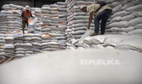 Pekerja menata beras di Komplek Pergudangan Bulog, Gedebage, Kota Bandung, Jawa Barat, Kamis (14/9/2023). Perum Bulog Kantor Cabang Bandung memastikan stok beras untuk pemenuhan kebutuhan beras di wilayah Bandung Raya dan sekitarnya masih aman hingga akhir tahun 2023.