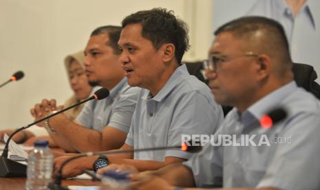 Wakil Ketua TKN Prabowo-Gibran Habiburokhman (tengah) memberikan keterangan pers di Media Center Prabowo-Gibran, Jakarta, Ahad (21/1/ 2024). TKN Prabowo-Gibran memaparkan temuan beberapa skenario hitam untuk menjegal pasangan nomor urut 2 Prabowo-Gibran pada Pilpres 2024 diantara lain yaitu kecurangan yang dilakukan dengan menggunakan kekuasaan kepala daerah atau kementerian yang pejabatnya berafiliasi kepada parpol tertentu dan isu pemakzulan Presiden Jokowi serta isu lainnya.