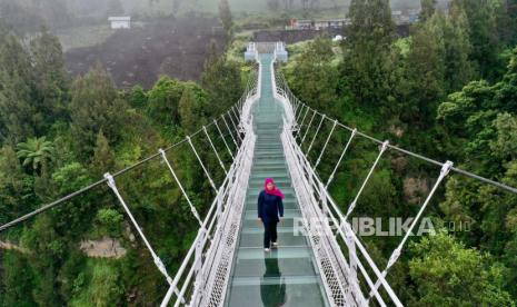 Gubernur Jawa Timur Khofifah Indar Parawansa menjajal Jembatan Kaca Seruni Point. Gubernur Jatim Khofifah Indar Parawansa menjamin keamanan jembatan kaca Seruni.