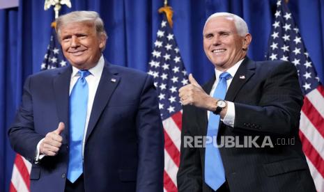  Presiden Donald Trump dan Wakil Presiden Mike Pence berdiri di atas panggung pada hari pertama Konvensi Nasional Partai Republik 2020 di Charlotte, N.C., Senin, 24 Agustus 2020. 