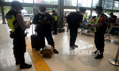 Petugas memeriksa tiket calon penumpang kereta jarak jauh di Stasiun Senen, Jakarta, Ahad (18/4). Adanya larangan pemerintah untuk mudik pada tanggal 6 hingga 17 Mei mendatang, membuat sebagian warga memilih mudik lebih awal dan dalam satu pekan terakhir jumlah penumpang di stasiun tersebut berkisar antara 1000-2500 penumpang perhari. Prayogi/Republika. 