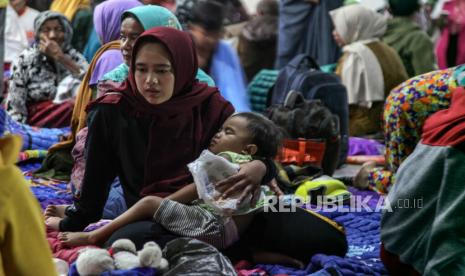 Sejumlah warga terdampak abu vulkanik dari awan panas guguran (APG) Gunung Semeru mengungsi di Kantor Kecamatan Candipuro, Lumajang, Jawa Timur, Ahad (4/12/2022). Menurut data Pusat Pengendali dan Operasi (Pusdalops) Badan Nasional Penanggulangan Bencana (BNPB) ada 1.979 jiwa mengungsi di 11 titik pengungsian. 