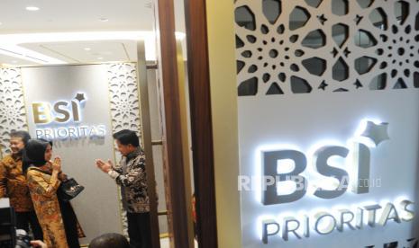 Direktur Utama Bank Syariah Indonesia (BSI) Hery Gunardi (kanan) memberikan salam kepada nasabah saat meresmikan Outlet BSI Prioritas di Jakarta, Rabu (12/1). Outlet BSI Prioritas di The Tower Jakarta melengkapi layanan segmen atas, yang sudah hadir di 9 titik lainnya di berbagai kota antara lain Aceh, Padang, Jakarta, Bandung, Yogyakarta, Solo, Semarang dan Makassar. Foto: Tahta Aidilla/Republika