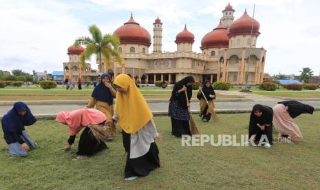 Sejumlah siswa dan siswi Madrasah Tsanawiyah Swasta ( MTsS) Nurul Falah membersihkan halaman dan perkarangan Masjid Agung Baitul Makmur Meulaboh, Aceh Barat, Aceh, Selasa (5/3/2024). Kegiatan yang diikuti ratusan siswa madrasah tersebut sebagai bentuk kepedulian sosial untuk memberikan kenyamanan bagi jamaah dalam beribadah di bulan suci Ramadhan 1445 Hijriah.