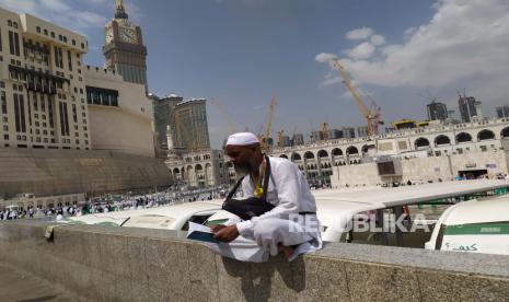 BERDOA,Seorang jamaah asal India berdoa di depan Maktabah Makkah al Mukarramah, atau Perpustakaan Makkah, Kamis (1/8). Sebagian jamaah meyakini tempat ini sebagai rumah kelahiran Rasulullah SAW. Syahruddin El-Fikri/Republika