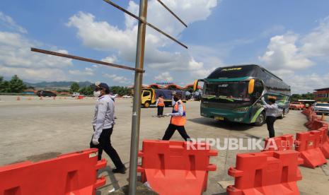 Petugas dari Ditjen Perhubungan Darat Kementerian Perhubungan memeriksa penumpang bus yang keluar dari gerbang Tol Cipali, Palimanan, Cirebon, Jawa Barat, Rabu (22/4/2020). Pemerisaan tersebut untuk melihat jumlah dan tujuan penumpang serta memastikan penerapan Physical Distancing di dalam bus sebagai upaya pencegahan penyebaran COVID-19