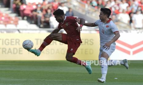 Pemain timnas Indonesia Yakob Sayuri berebut bola dengan pemain Vietnam saat pertandingan semifinal leg pertama Piala AFF 2022 di Stadion Gelora Bung Karno, Senayan, Jakarta, Jumat (6/1/2023). Pertandingan berakhir imbang dengan skor 0-0.