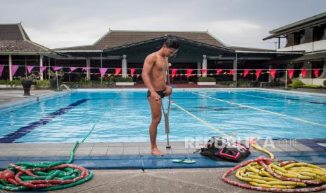 Atlet renang National Paralympic Committee (NPC) Jendi Panggabean mengikuti pemusatan latihan Pelatnas di kolam renang hotel Kusama Sahid, Jebres, Solo, Jawa Tengah.