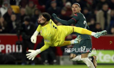  Darwin Nunez dari Liverpool mencetak gol pembuka timnya selama pertandingan sepak bola Liga Premier Inggris antara Brentford dan Liverpool di Gtech Community Stadium di London, Selasa (3/1/2023) dini hari WIB. 