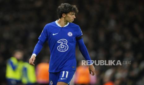  Pemain Chelsea Joao Felix  meninggalkan lapangan setelah menerima kartu merah saat pertandingan sepak bola Liga Premier Inggris antara Fulham dan Chelsea di stadion Craven Cottage di London,Jumat (13/1/2023) dini hari WIB.  