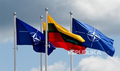 Bendera NATO dan Lithuania terlihat di lokasi pertemuan NATO, di Vilnius, Lithuania, Ahad (9/7/2023). 