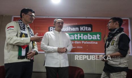 Chief Executive Officer Rumah Zakat Irvan Nugraha (kiri) berbincang dengan Publik Figur Ferdy Hasan (tengah) dan Relawan Kemanusiaan Palestina Husein Gaza berbincang disela paparan Program Ramadhan Rumah Zakat 2024 di Jakarta, Selasa (27/2/2024). Rumah Zakat meluncurkan gerakan Ramadhan Kita #ManfaatHebat untuk Indonesia dan Palestina yang bertujuan untuk berbagi kebahagiaan kepada masyarakat yang membutuhkan baik di Indonesia maupun Palestina. Pada Ramadhan tahun ini Rumah Zakat menargetkan untuk mengajak umat muslim untuk membantu 350ribu penerima manfaat baik di Indonesia maupun Palestina melalui beragam program istimewa seperti Berbagi Buka Puasa, Berbagi Sahur, Bingkisan Lebaran Keluarga, Kado Lebaran yatim, Syiar Quran, Masjid Berseri, Ramadhan Bebas Hutang, serta Ramadhan untuk Palestina. 