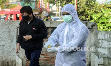 Dokter Jelaskan 3 Kelompok OTG Corona yang Perlu Diketahui. Petugas mengambil wadah sampel dahak milik warga yang menjalani tes Polymerase Chain Reaction (PCR) di perbatasan Jakarta-Bekasi, Lubang Buaya, Jakarta, Selasa (5/5).Tes PCR secara random untuk 50 masyarakat yang melintas di titik perbatasan antara Jakarta dan Bekasi itu untuk mendeteksi lokasi dan menekan penyebaran virus corona