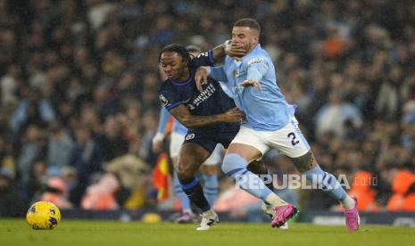 Pemain Manchester City, Kyle Walker (kanan), berebut bola dengan pemain Chelsea, Raheem Sterling saat kedua tim bertemu di laga Liga Primer Inggris di Stadion Etihad, Manchester, Sabtu (17/2/2023).