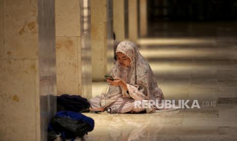 Jamaah membaca Alquran saat beritikaf di Masjid Istiqlal, Jakarta.   Alquran adalah kitab suci Allah SWT yang sangat istimewa 