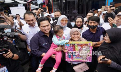 Menteri BUMN Erick Thohir melepas keberangkatan pemudik yang mengikuti program Mudik Bersama BUMN Tahun 2023 di Gelora Bung Karno, Jakarta, Selasa (18/4/2023). Program  Mudik Bersama BUMN Tahun 2023 diikuti sebanyak 78.017 pemudik.