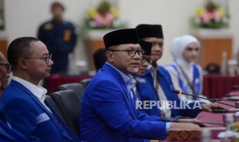 Keta Umum PAN Zulkifli Hasan memberikan sambutan saat pendaftaran bakal caleg PAN di Kantor KPU RI, Jakarta, Jumat (12/5/2023). KPU resmi menerima berkas pendaftaran sebanyak 580 Bakal Calon Legislatif DPR RI Untuk pemilu 2024 dari Partai Amanat Nasional (PAN)