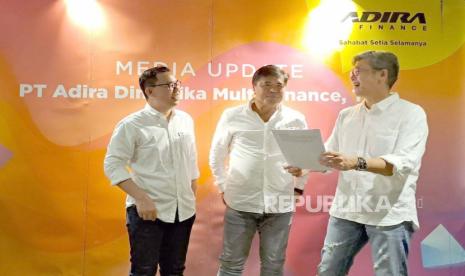 Jajaran manajemen direksi Adira Finance saat konferensi pers di Jakarta, Jumat (10/2/2023).