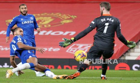 Dominic Calvert-Lewin (Kiri) dari Everton mencetak gol 3-3 melewati penjaga gawang Manchester United David de Gea (kanan) selama pertandingan sepak bola Liga Utama Inggris antara Manchester United dan Everton FC di Manchester, Inggris, 6 Februari 2021.