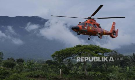  Anggota Badan Pencarian dan Pertolongan Nasional (BASARNAS) menerbangkan helikopter untuk mengantarkan barang-barang bantuan ke desa yang terkena dampak gempa Senin di Cianjur, Jawa Barat, Indonesia, Sabtu, 26 November 2022. Gempa bermagnitudo 5,6 menewaskan ratusan orang, banyak dari mereka adalah anak-anak, dan membuat puluhan ribu orang mengungsi.