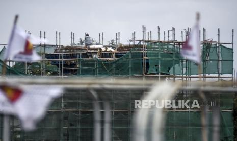 Pekerja beraktivitas di kontruksi tiang pancang untuk jalur kereta pada proyek Kereta Cepat Jakarta-Bandung di kawasan Jalan Tol Padaleunyi, Kota Cimahi, Senin (8/2). PT Kereta Api Indonesia (Persero) atau KAI mulai mengangkut rel untuk pembangunan prasarana kereta cepat Jakarta-Bandung (KCJB) sebanyak 60 batang dari Stasiun Cilacap menuju Stasiun Rancaekek Kabupaten Bandung pada Sabtu (3/4).