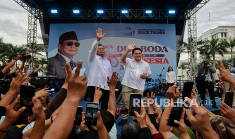 Capres nomor urut 2 Prabowo Subianto didampingi Menteri BUMN Erick Thohir saat menghadiri acara Roda Dua Menuju Indonesia Maju yang diselenggarakan Komunitas Ojol Penggemar Erick Thohir di Lapangan Banteng, Jakarta, Jumat (19/1/2024). Pada kesempatan itu, capres Prabowo Subianto dan Erick Thohir menyapa para pengendara ojek online sekaligus mendengarkan aspirasi mereka. Selain itu, Komunitas Ojol Penggemar Erick Thohir tersebut juga mendeklarasikan dukungannya kepada capres Prabowo Subianto dalam Pilpres 2024.