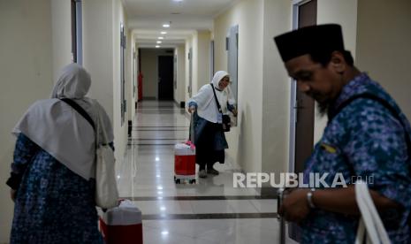 Jamaah haji beraktivitas di kompleks Asrama Haji Pondok Gede, Jakarta, Selasa (30/5/2023). Jumlah kuota jamaah haji 2023 di DKI Jakarta sebanyak 7.926. Hingga saat ini Kantor Wilayah Kementerian Agama DKI Jakarta mencatat sebanyak 760 jamaah haji yang terdiri dari kloter 20 Jakarta Selatan 374 orang dan kloter 21 Jakarta Barat 393 orang akan diberangkatkan ke Tanah Suci malam ini. Sebelum berangkat haji, seluruh jamaah menjalani karantina di embarkasi Haji Pondok Gede untuk dilakukan tes kesehatan, pengecekan berkas paspor, serta pemberian living cost. Gubernur Jambi Terkejut 44 Persen Calon Jamaah Haji Belum Divaksinasi Covid-19